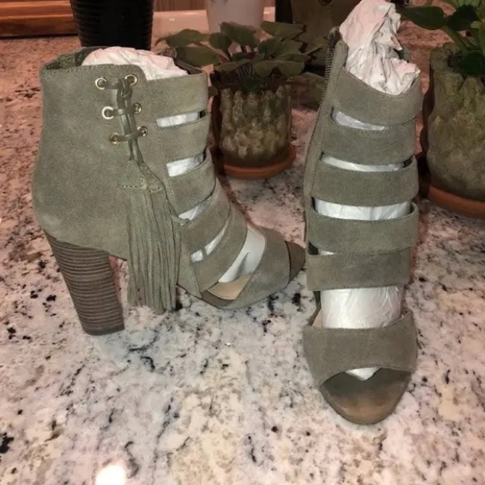 GUESS SUEDE KHAKI/GREEN FRINGE DETAIL BOOTIES/HEELS size 8.5